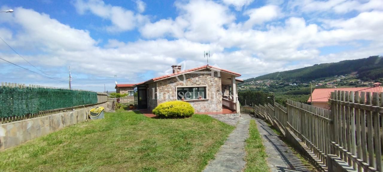 Vista exterior de Casa o xalet en venda en Valdoviño amb Calefacció, Jardí privat i Terrassa