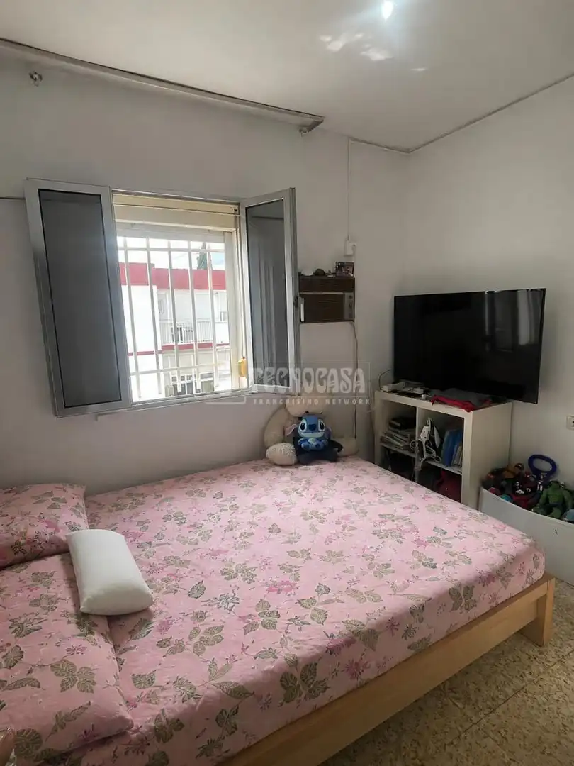 Bedroom of Flat for sale in Sevilla  with Air Conditioner and Balcony