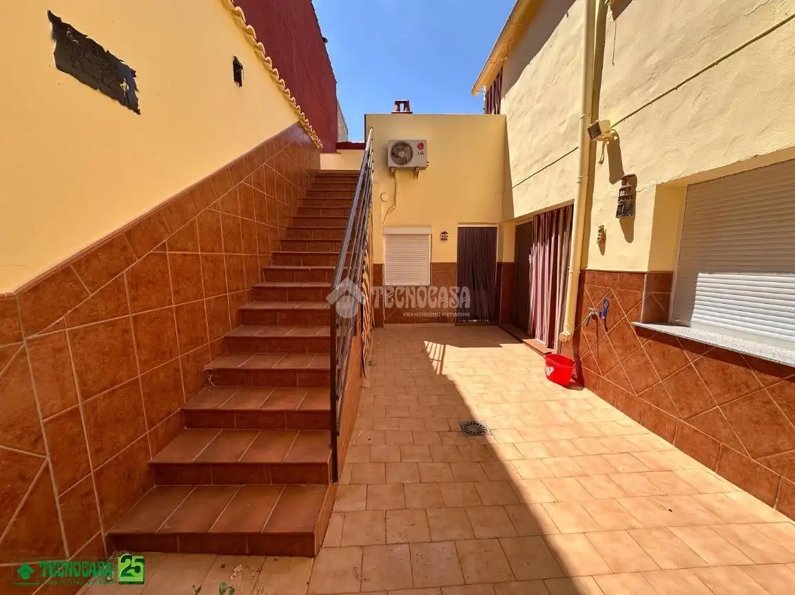 Vista exterior de Casa adosada en venta en La Solana   con Terraza
