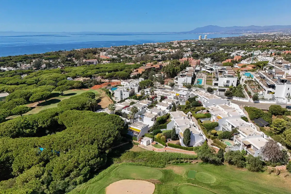 Vista exterior de Casa adosada en venta en Marbella con Terraza y Piscina