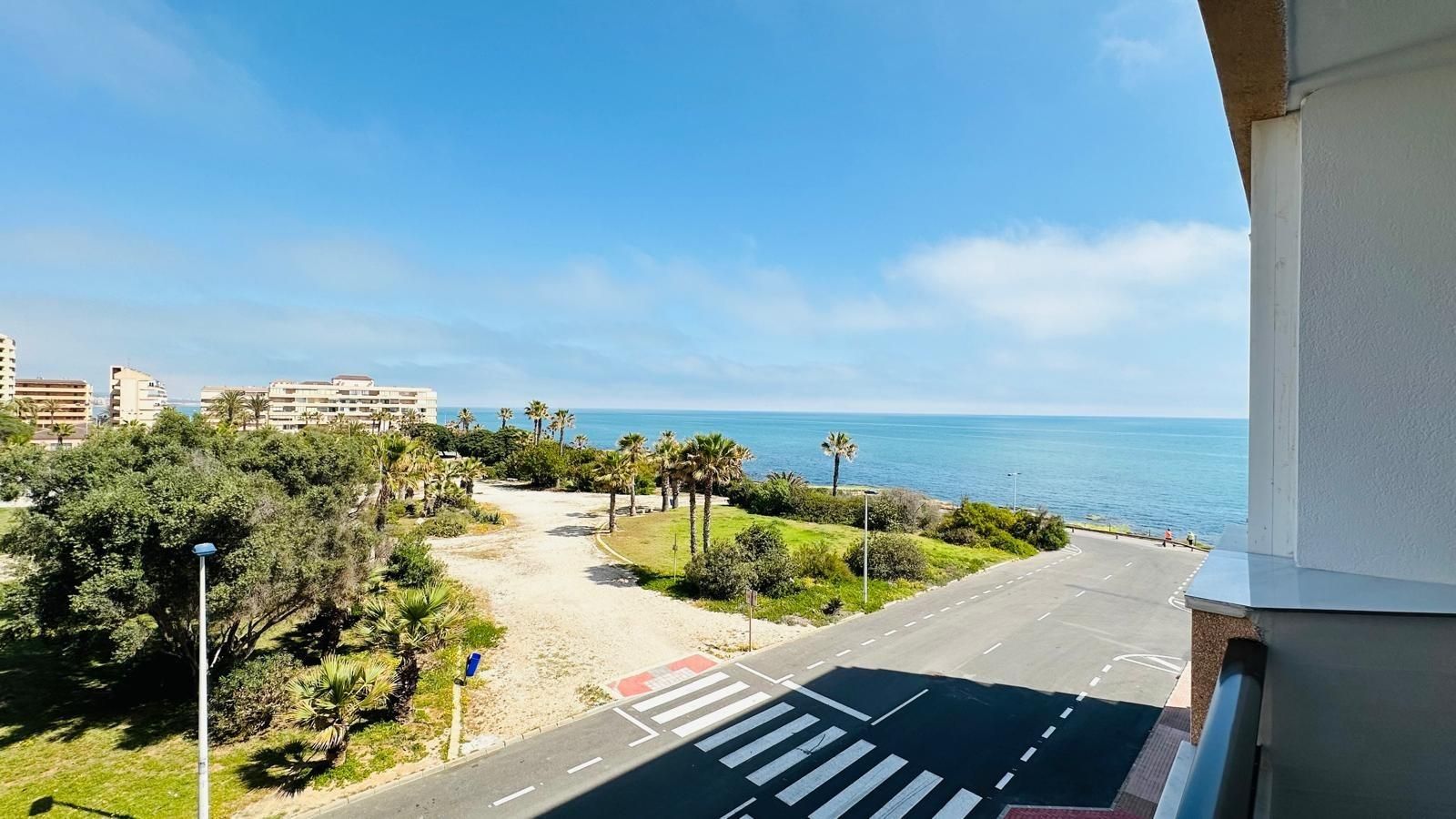 Vista exterior de Apartament en venda en Torrevieja amb Aire condicionat, Calefacció i Jardí privat