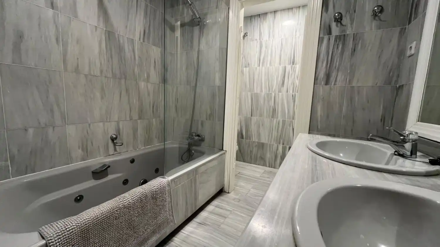Bany de Apartament de lloguer en Benalmádena amb Aire condicionat, Calefacció i Terrassa