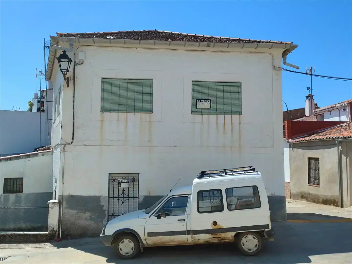 Vista exterior de Casa adosada en venda en Casas de Millán amb Traster i Moblat