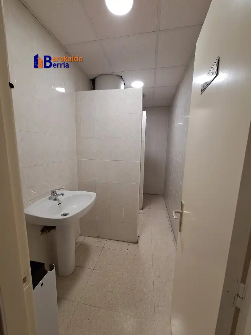 Bany de Nau industrial de lloguer en Abanto y Ciérvana-Abanto Zierbena