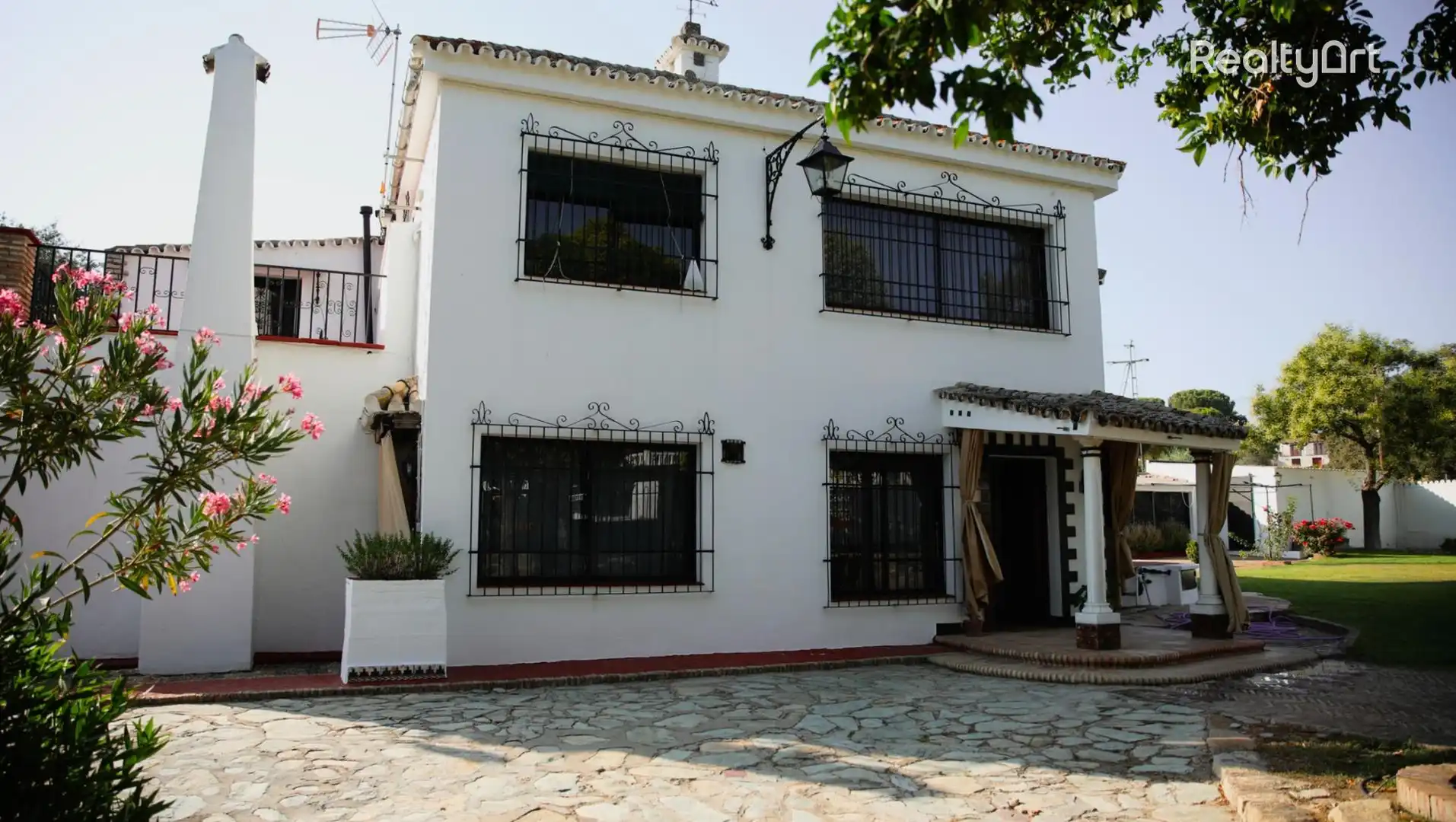 Vista exterior de Casa o xalet en venda en El Castillo de las Guardas amb Aire condicionat, Calefacció i Jardí privat