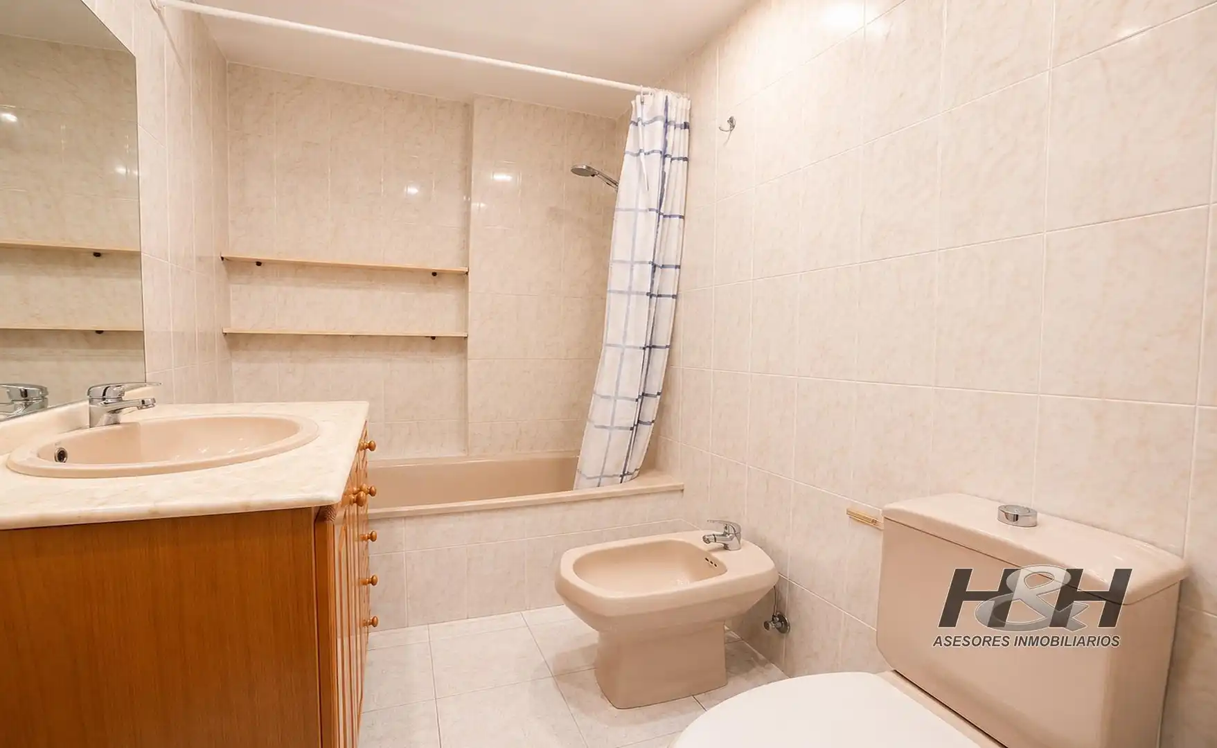 Bathroom of Flat for sale in Burjassot  with Air Conditioner, Heating and Balcony
