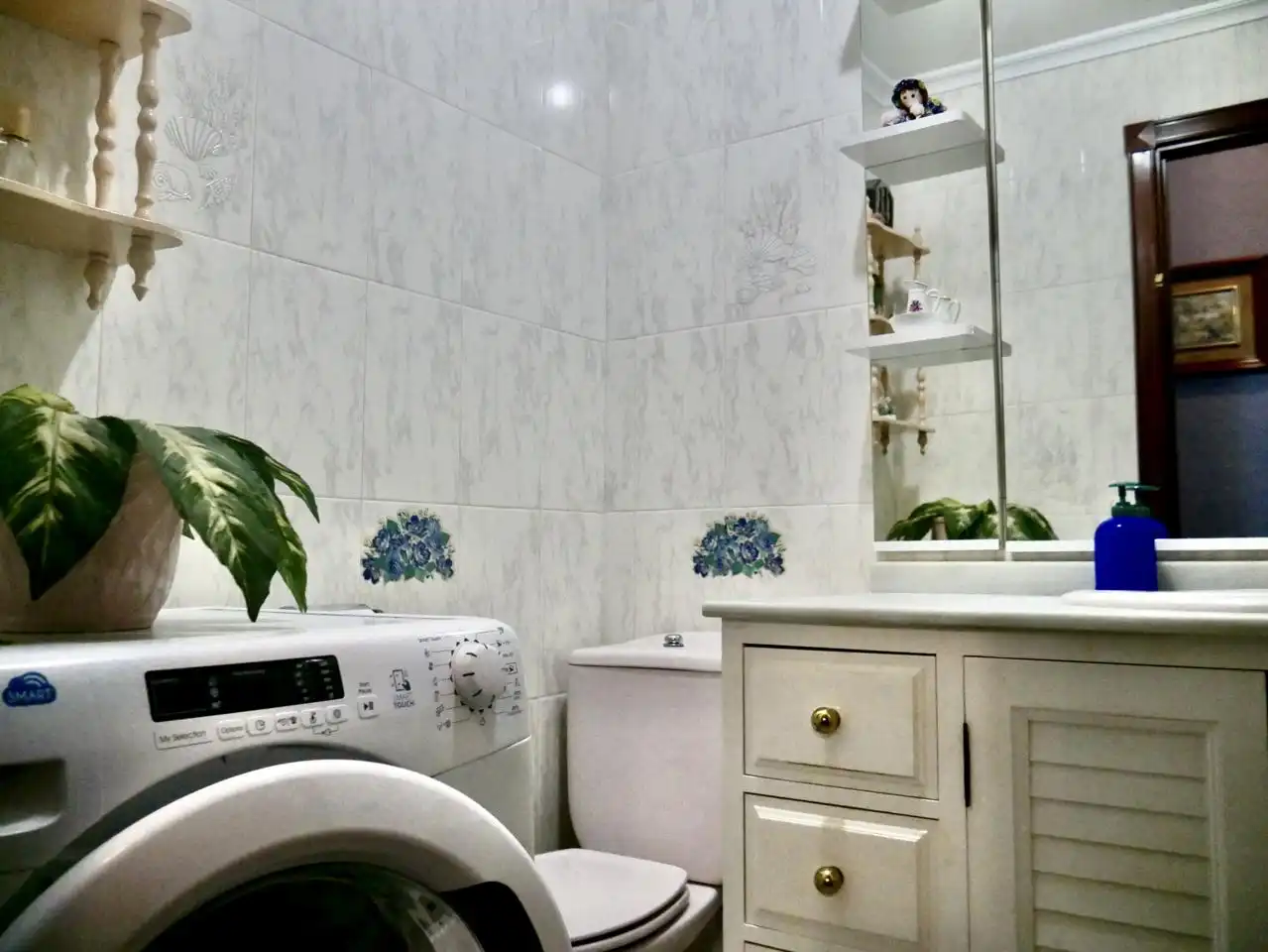 Bathroom of Flat for sale in Sevilla  with Air Conditioner, Terrace and Furnished