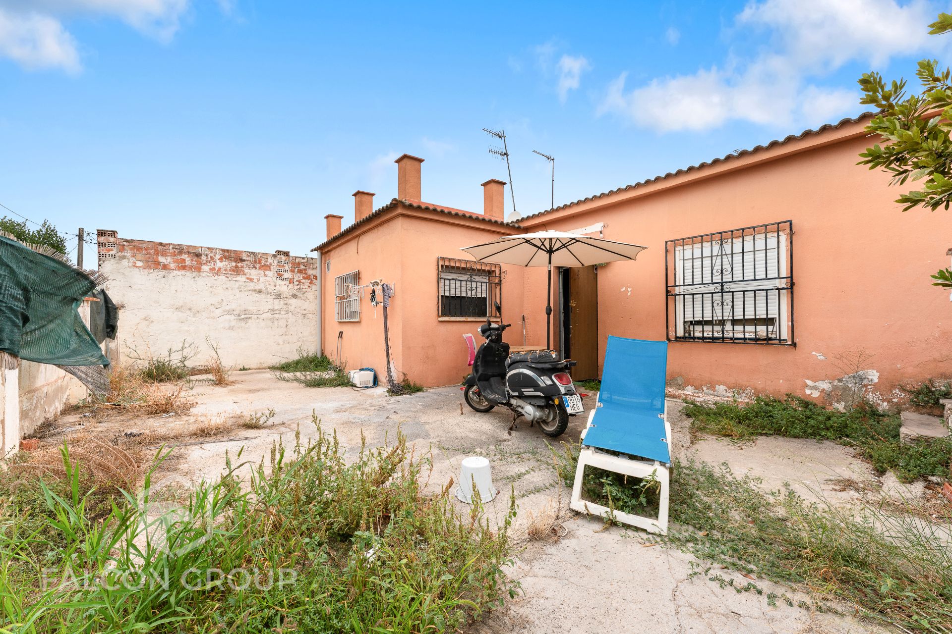 Vista exterior de Finca rústica en venda en Vilanova i la Geltrú amb Jardí privat i Terrassa