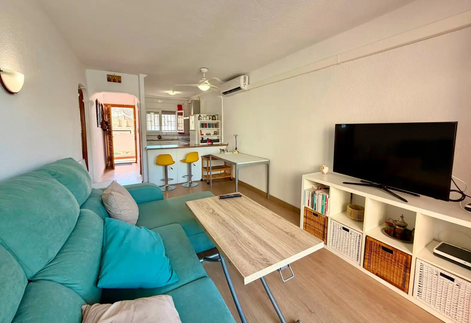 Sala d'estar de Pis en venda en Roquetas de Mar amb Aire condicionat, Terrassa i Moblat
