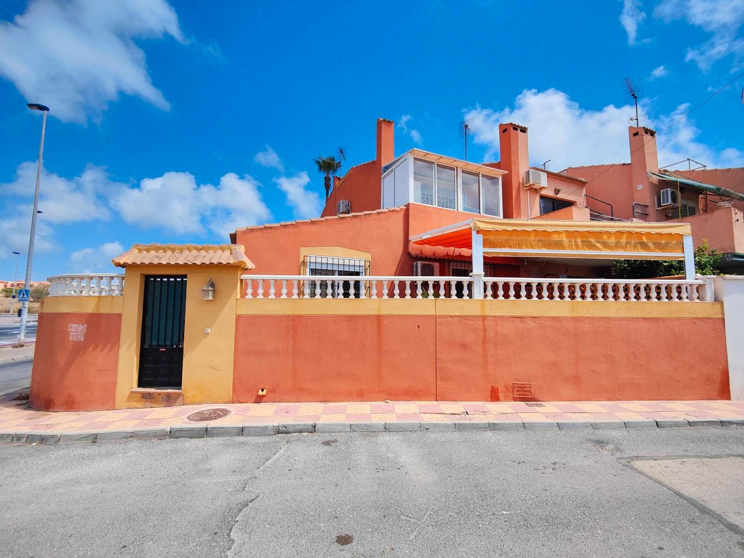 Vista exterior de Casa adosada en venda en Torrevieja amb Aire condicionat, Calefacció i Terrassa