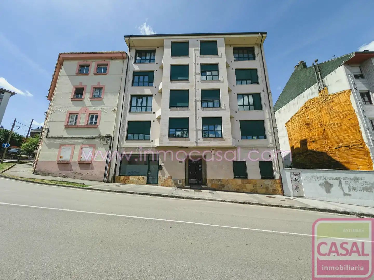 Vista exterior de Pis en venda en Oviedo  amb Calefacció, Traster i Moblat