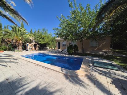 Vista exterior de Casa o xalet en venda en Almodóvar del Campo amb Aire condicionat, Jardí privat i Terrassa