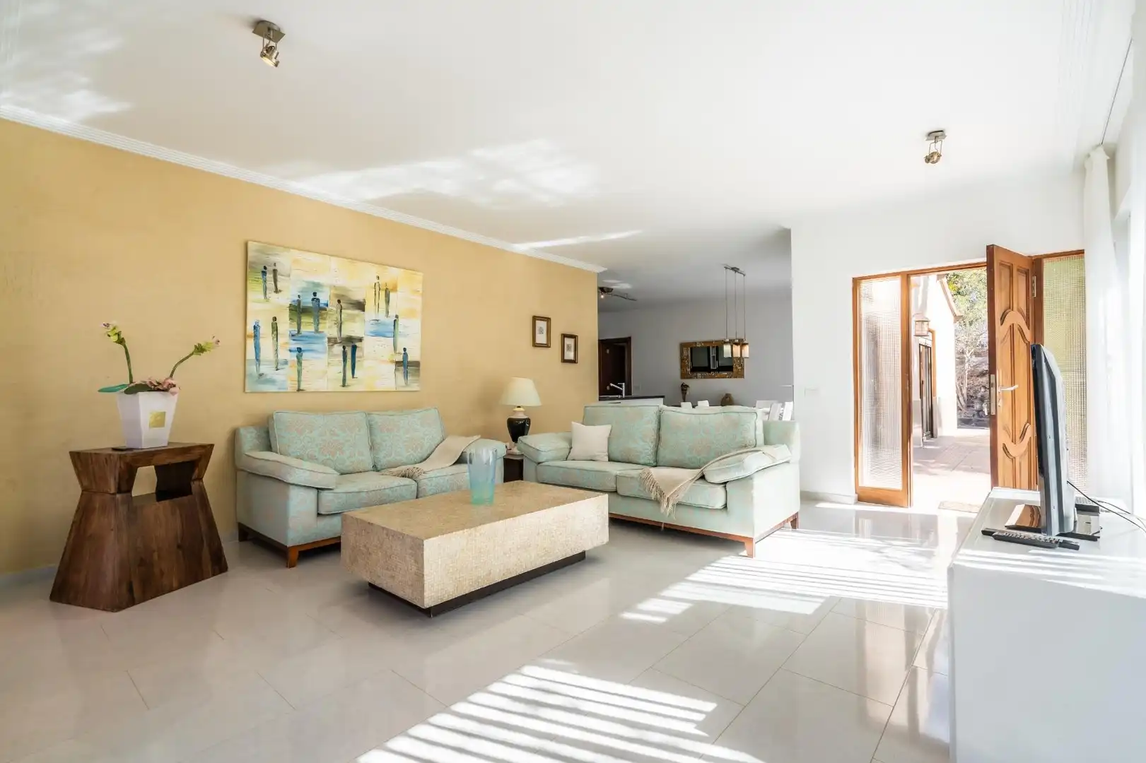 Sala d'estar de Casa o xalet en venda en Guía de Isora amb Aire condicionat, Jardí privat i Terrassa