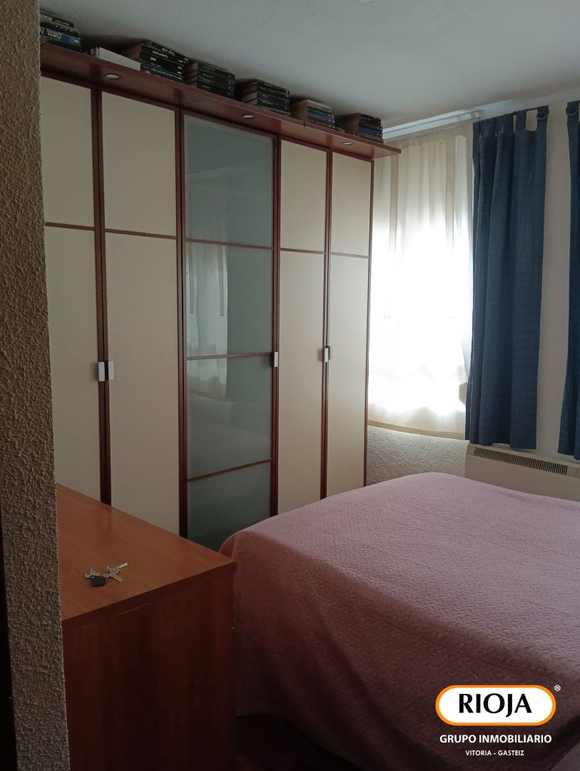 Habitación de Piso en venta en Vitoria - Gasteiz con Amueblado, Horno y Microondas