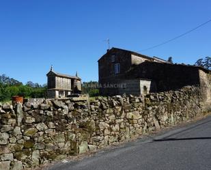 Vista exterior de Finca rústica en venda en Boiro amb Jardí privat