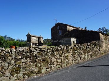Casa rústica amb jardí en venda a Boiro