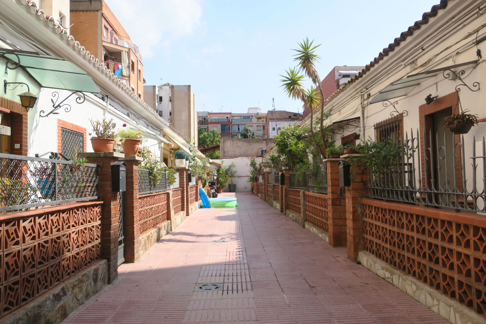 Vista exterior de Casa adosada en venda en Santa Coloma de Gramenet amb Parquet