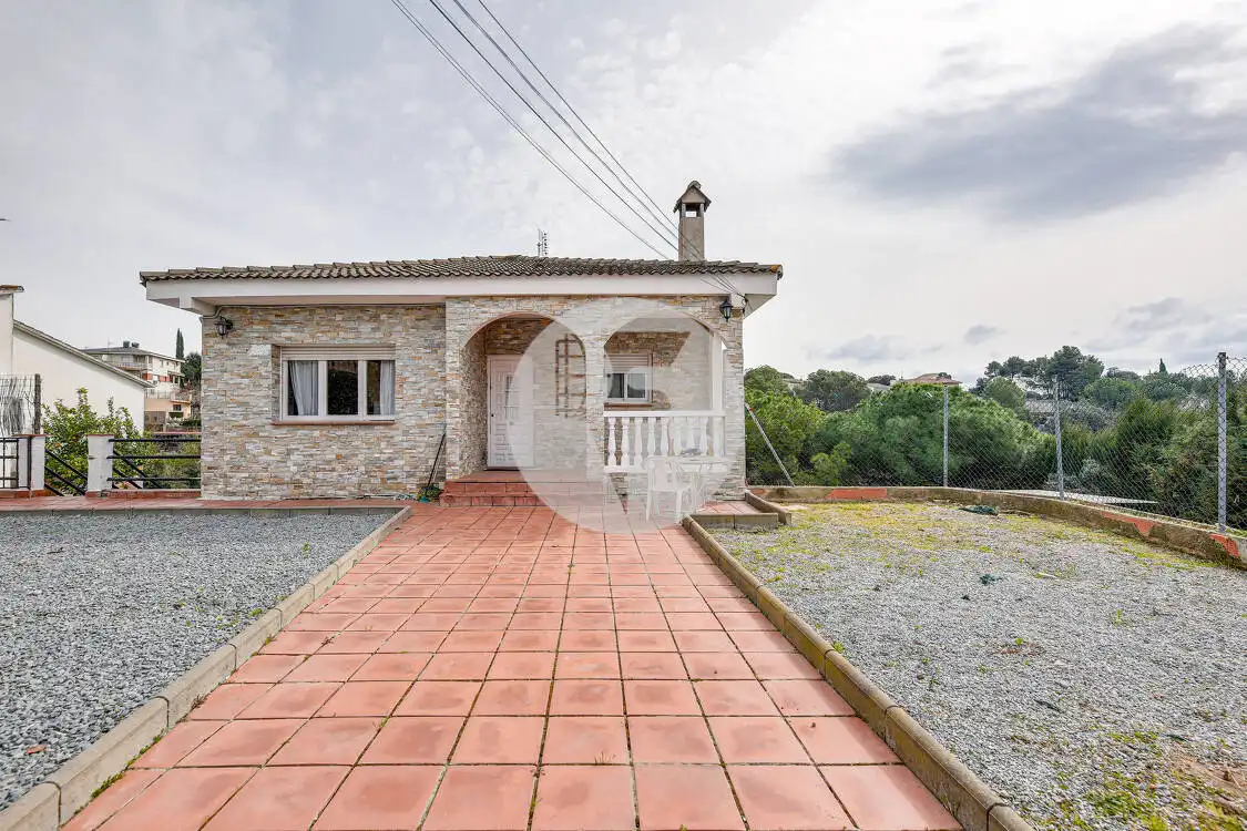 Vista exterior de Casa o xalet en venda en Lliçà de Vall amb Calefacció, Terrassa i Piscina