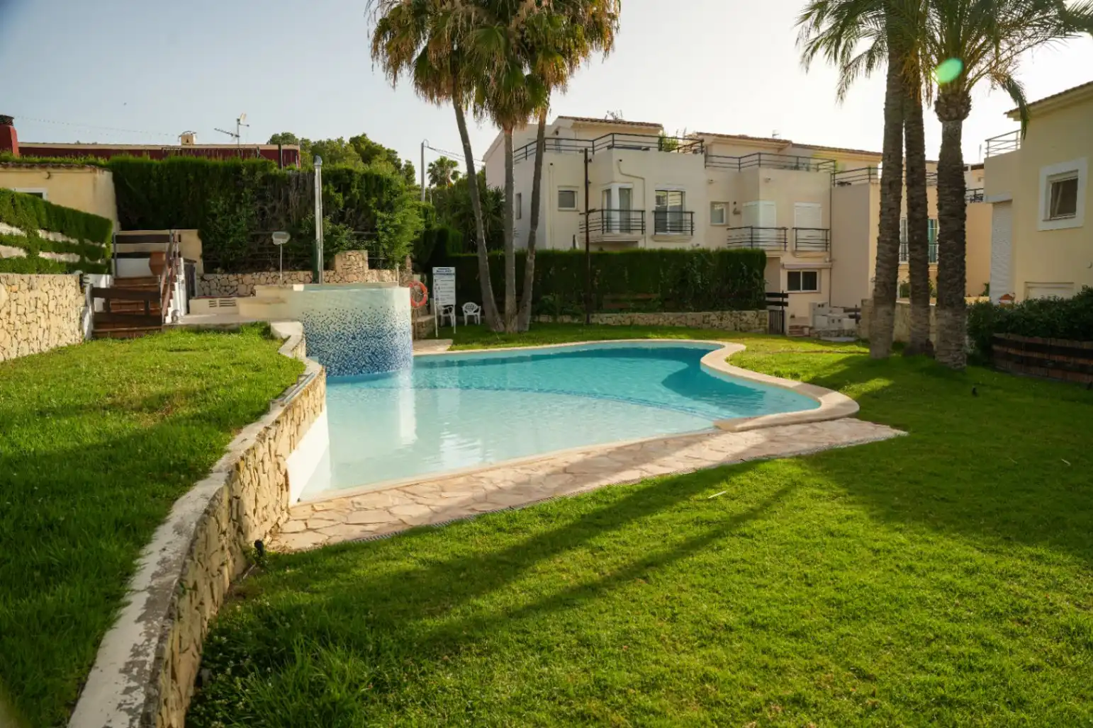 Schwimmbecken von Einfamilien-Reihenhaus zum Verkauf in L'Alfàs del Pi mit Klimaanlage, Heizung und Privatgarten