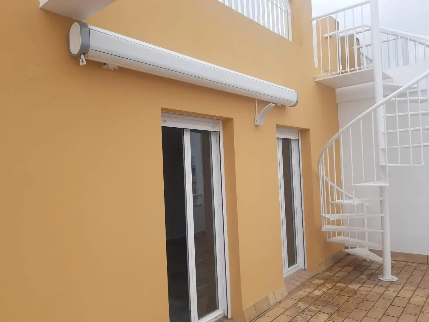 Vista exterior de Ático en venta en Dos Hermanas con Aire acondicionado, Terraza y Alarma