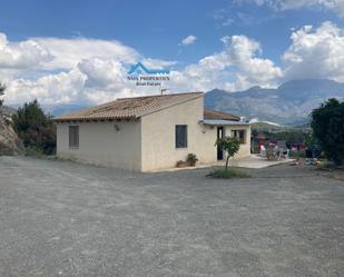 Vista exterior de Casa o xalet en venda en La Nucia amb Calefacció, Jardí privat i Terrassa