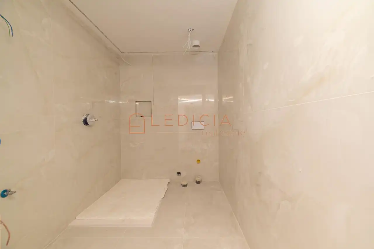Bathroom of Flat for sale in Vigo   with Heating, Terrace and Furnished