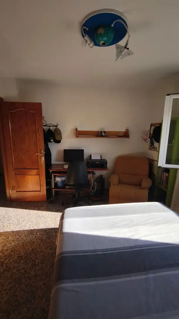 Wohnzimmer von Einfamilien-Reihenhaus zum Verkauf in Huétor Vega mit Klimaanlage, Heizung und Privatgarten