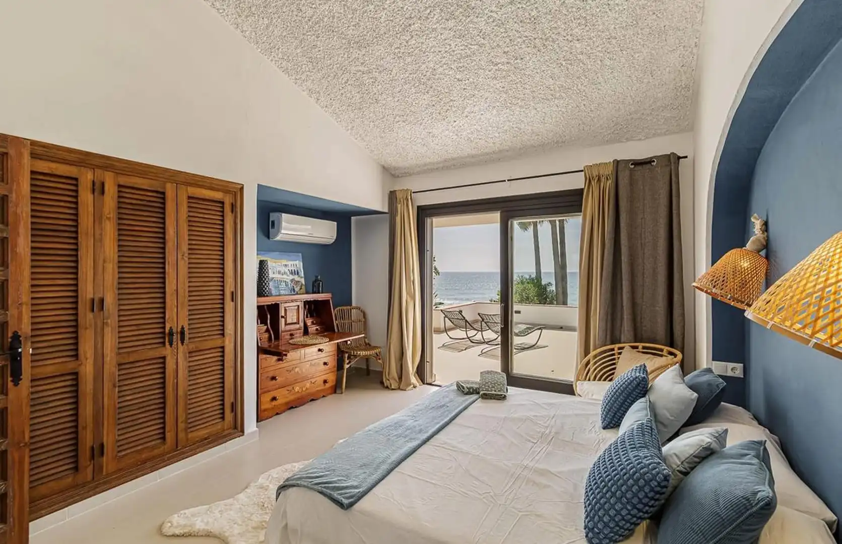 Dormitori de Casa o xalet en venda en Estepona amb Aire condicionat, Jardí privat i Terrassa
