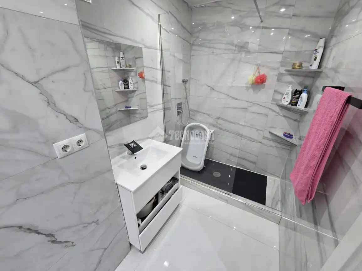 Bathroom of Flat for sale in Madrid  with Air Conditioner and Heating
