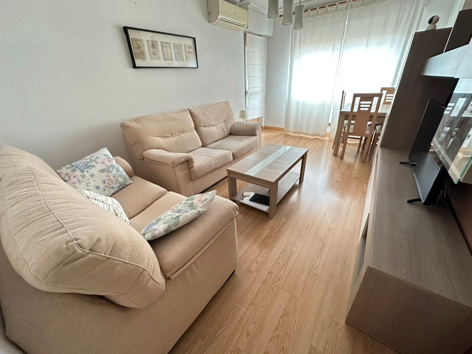 Sala d'estar de Pis en venda en Parla amb Aire condicionat i Terrassa