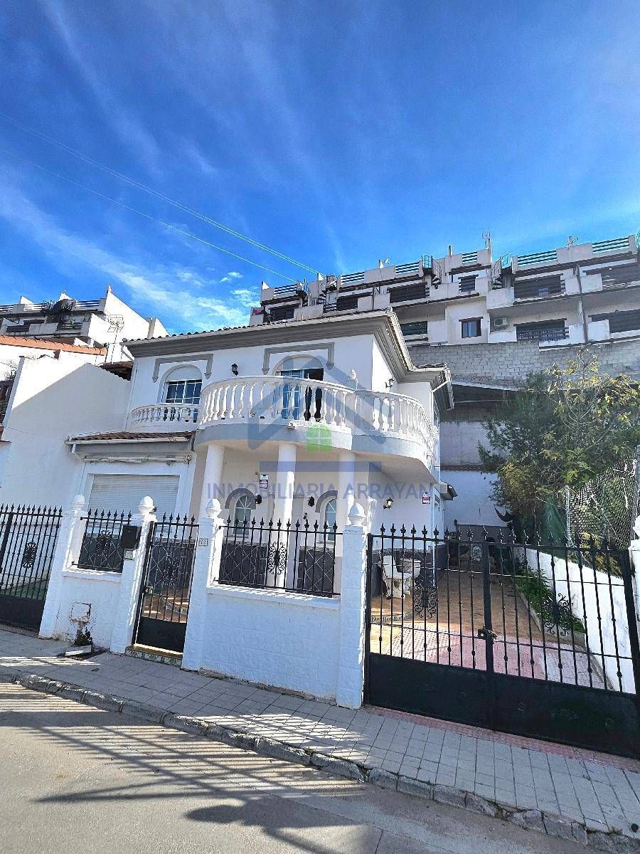 Vista exterior de Casa o xalet en venda en Cogollos de la Vega amb Calefacció i Terrassa