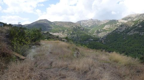 Se vende terreno rústico de 11.291 m2 de superficie, en el polígono de Umbríes, en Beniardá.
Es una explotación agraria en régime