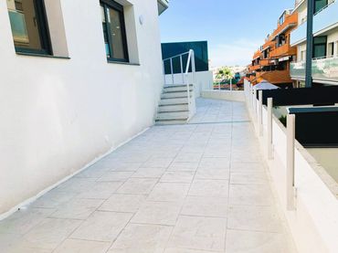 Baixos amb piscina en venda a Santa Maria - L'Eixample - Sud Sumella