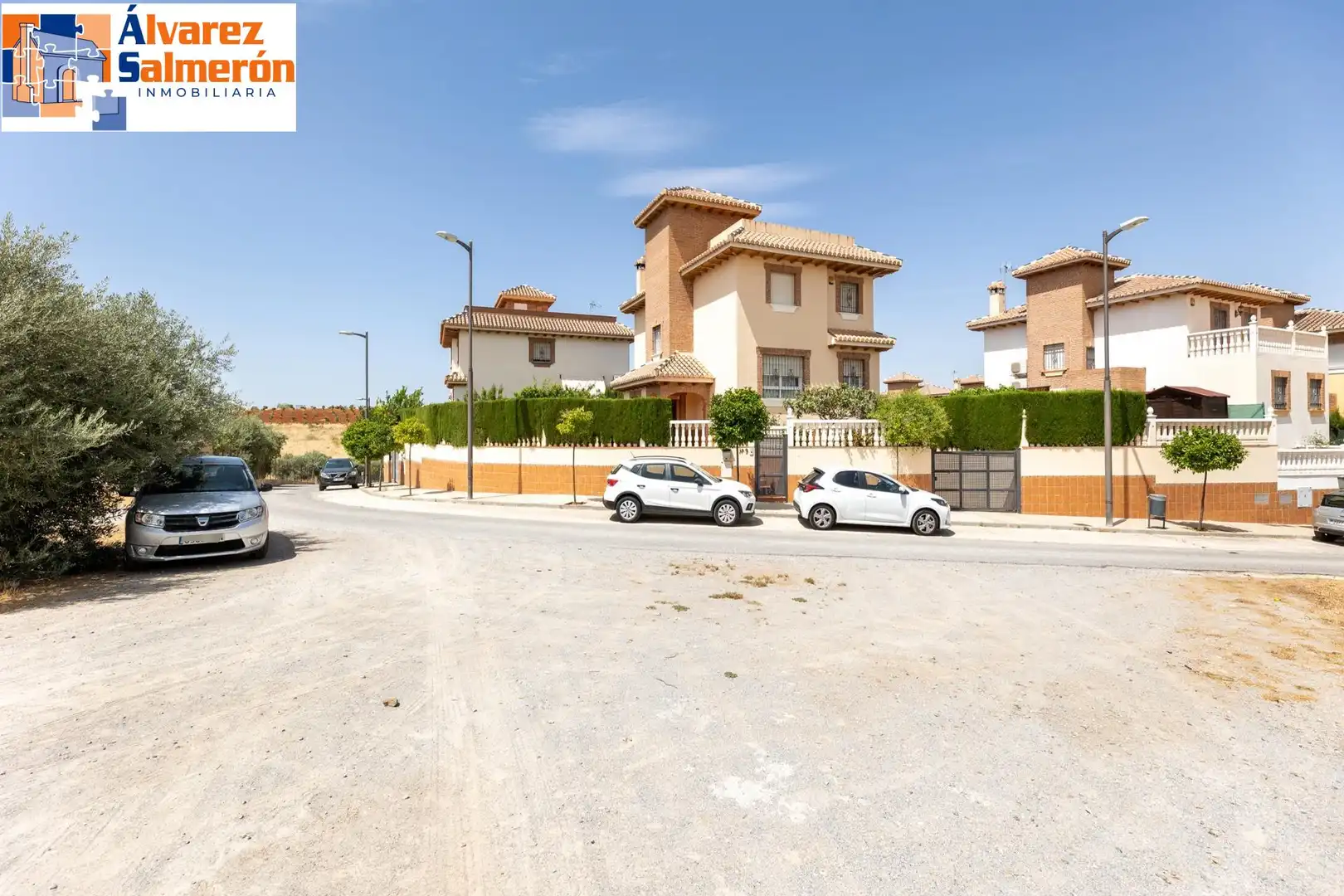 Vista exterior de Casa o xalet en venda en Huétor Vega amb Aire condicionat, Calefacció i Jardí privat