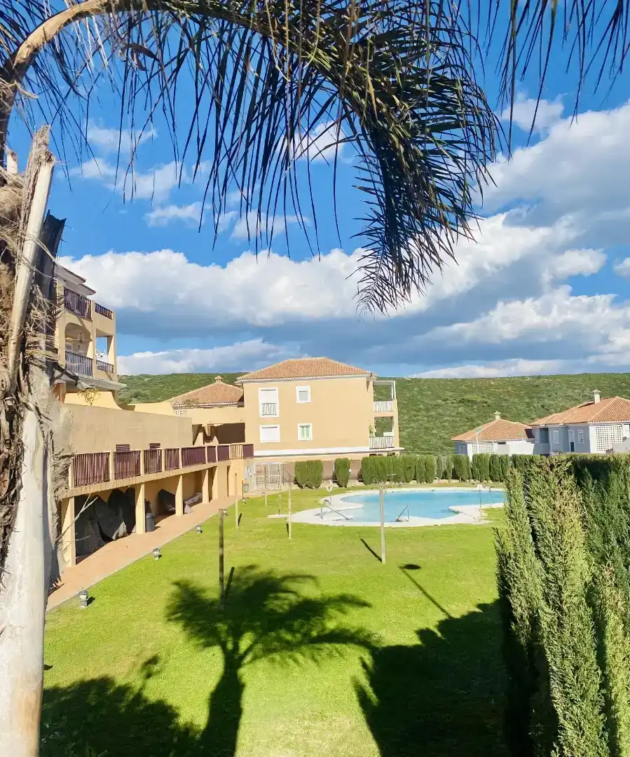 Vista exterior de Pis en venda en La Línea de la Concepción amb Aire condicionat, Piscina i Balcó