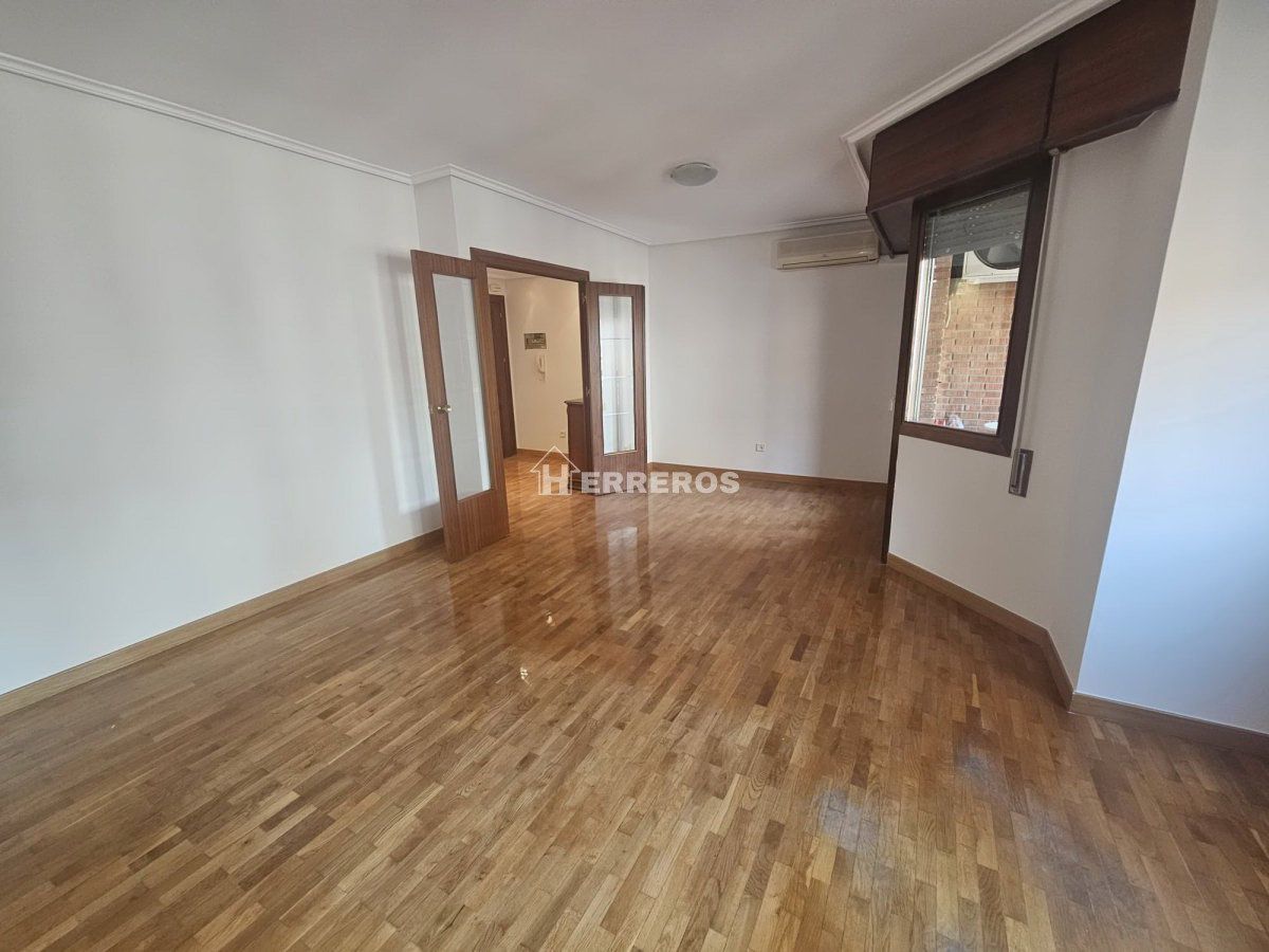 Exterior view of Flat for sale in  Logroño  with Air Conditioner, Heating and Parquet flooring