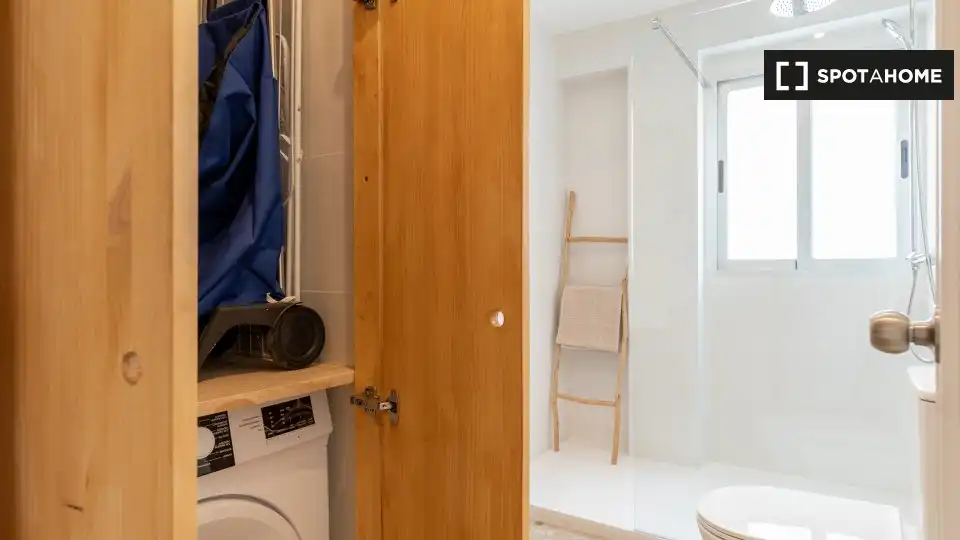 Bathroom of Flat for rent in Valencia  with Air Conditioner, Heating and Furnished
