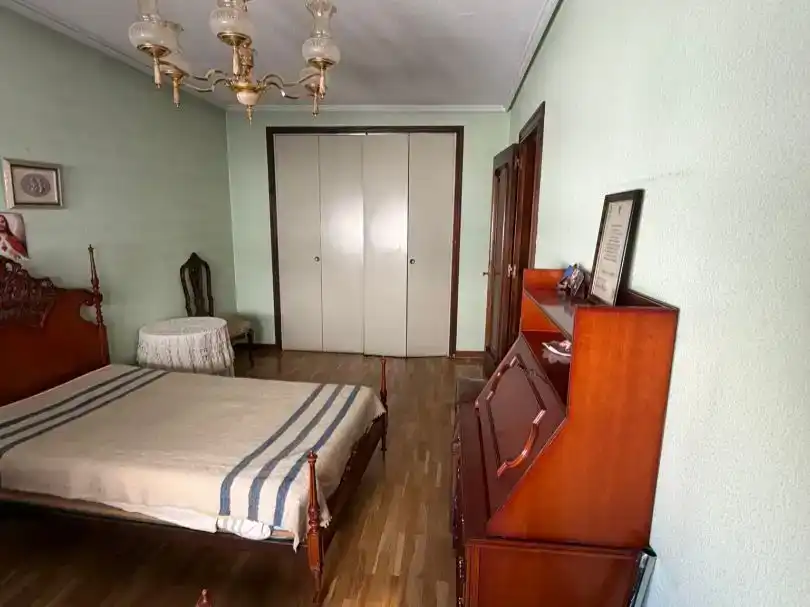 Dormitori de Pis en venda en León Capital  amb Parquet i Moblat