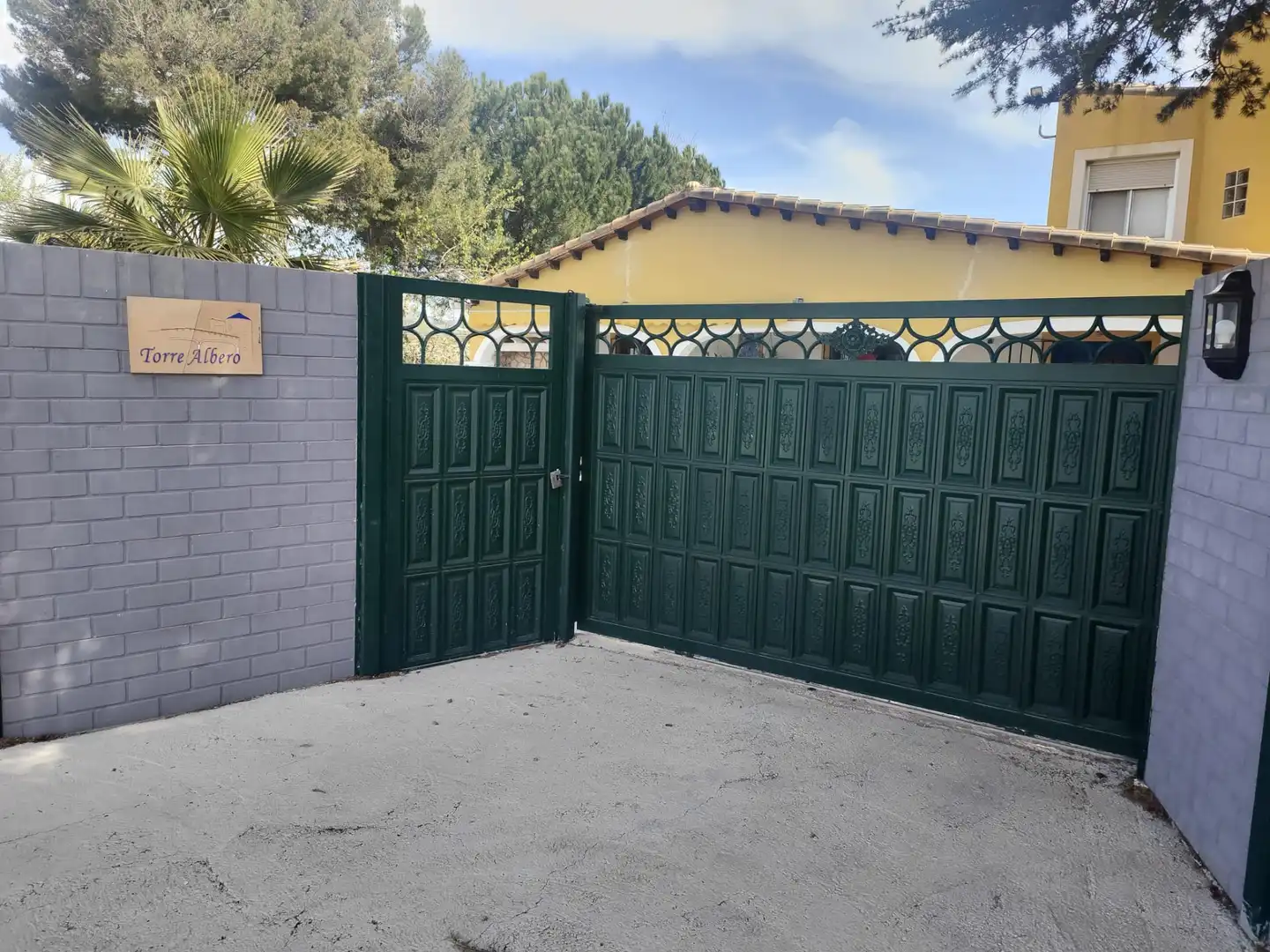 Vista exterior de Casa o chalet en venta en Castalla con Aire acondicionado, Amueblado y Horno