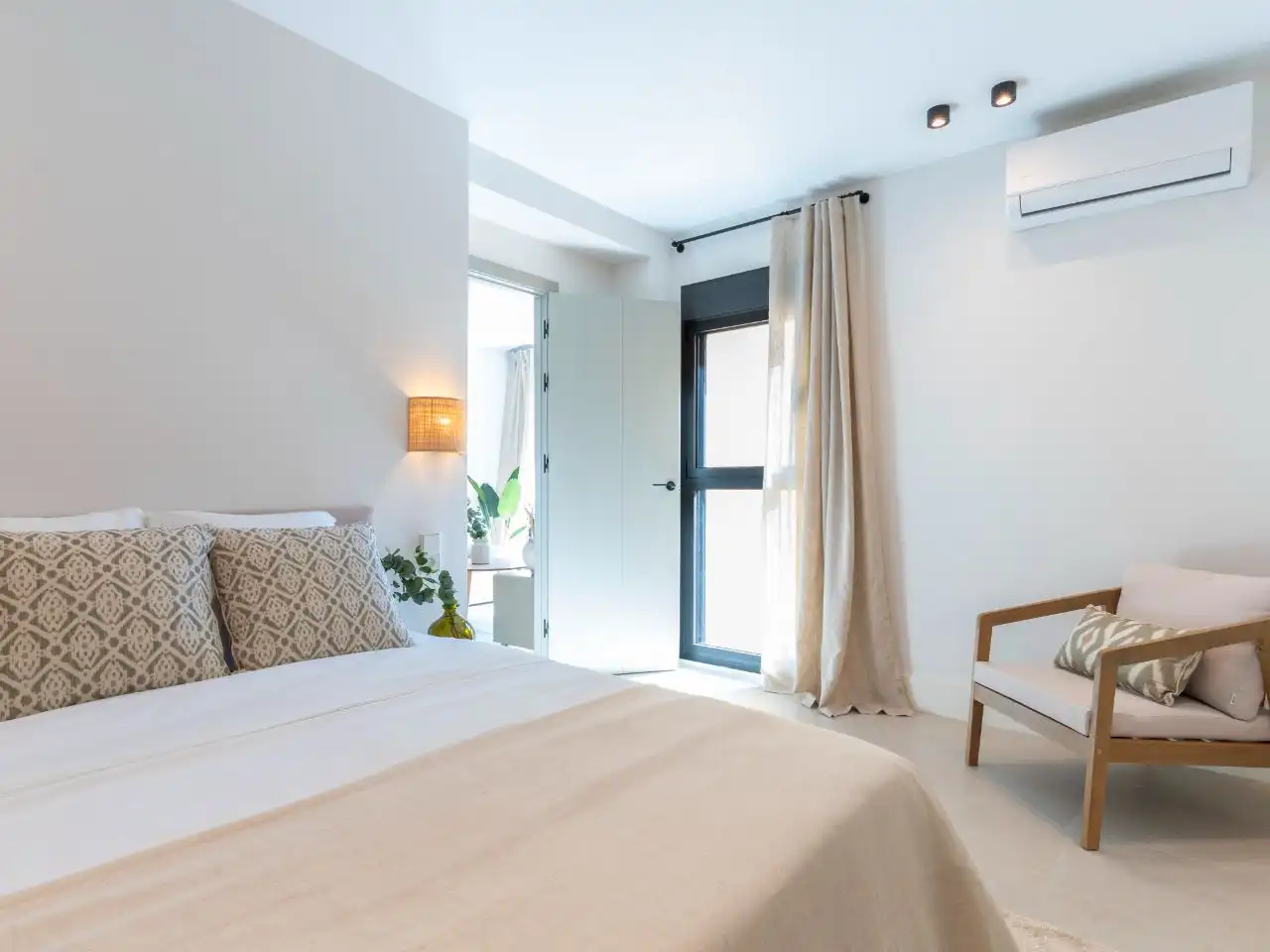 Bedroom of Flat for sale in Marbella  with Air Conditioner, Terrace and Balcony