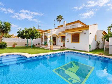 Chalet con piscina en venta en Calle del Río Seco