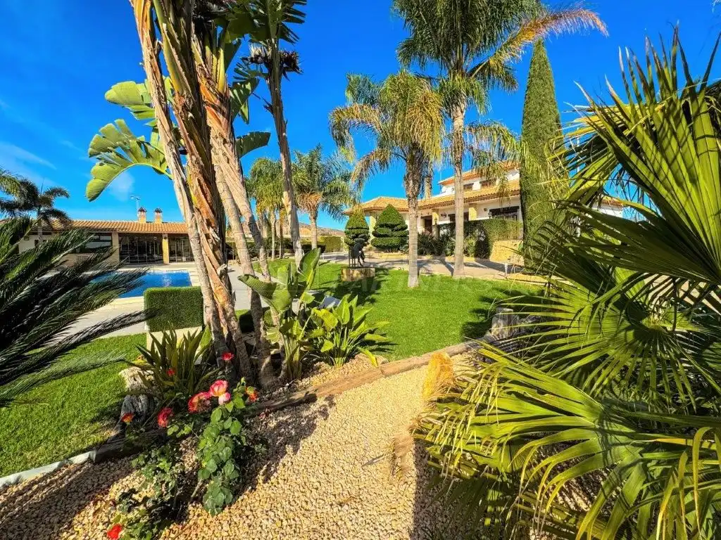 Jardí de Casa o xalet en venda en Orihuela amb Aire condicionat, Jardí privat i Traster