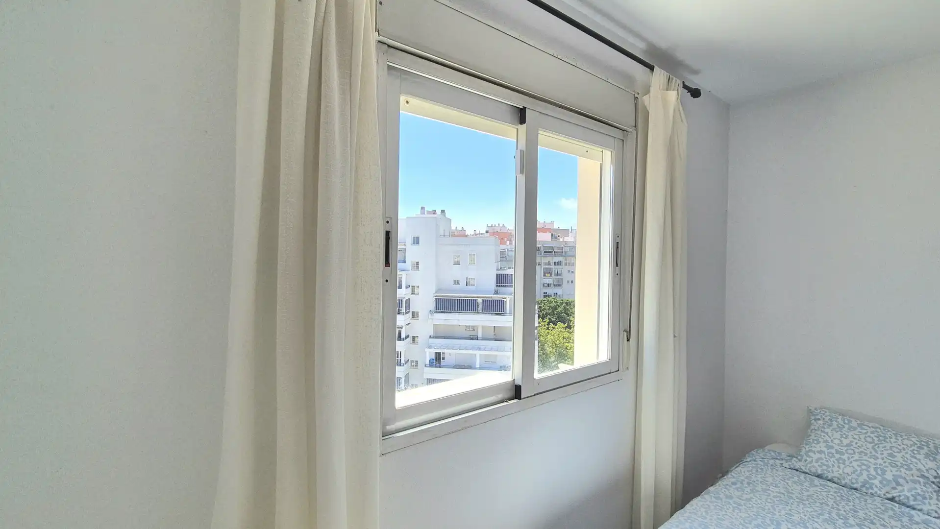 Habitación de Ático de alquiler en Marbella con Aire acondicionado, Terraza y Trastero