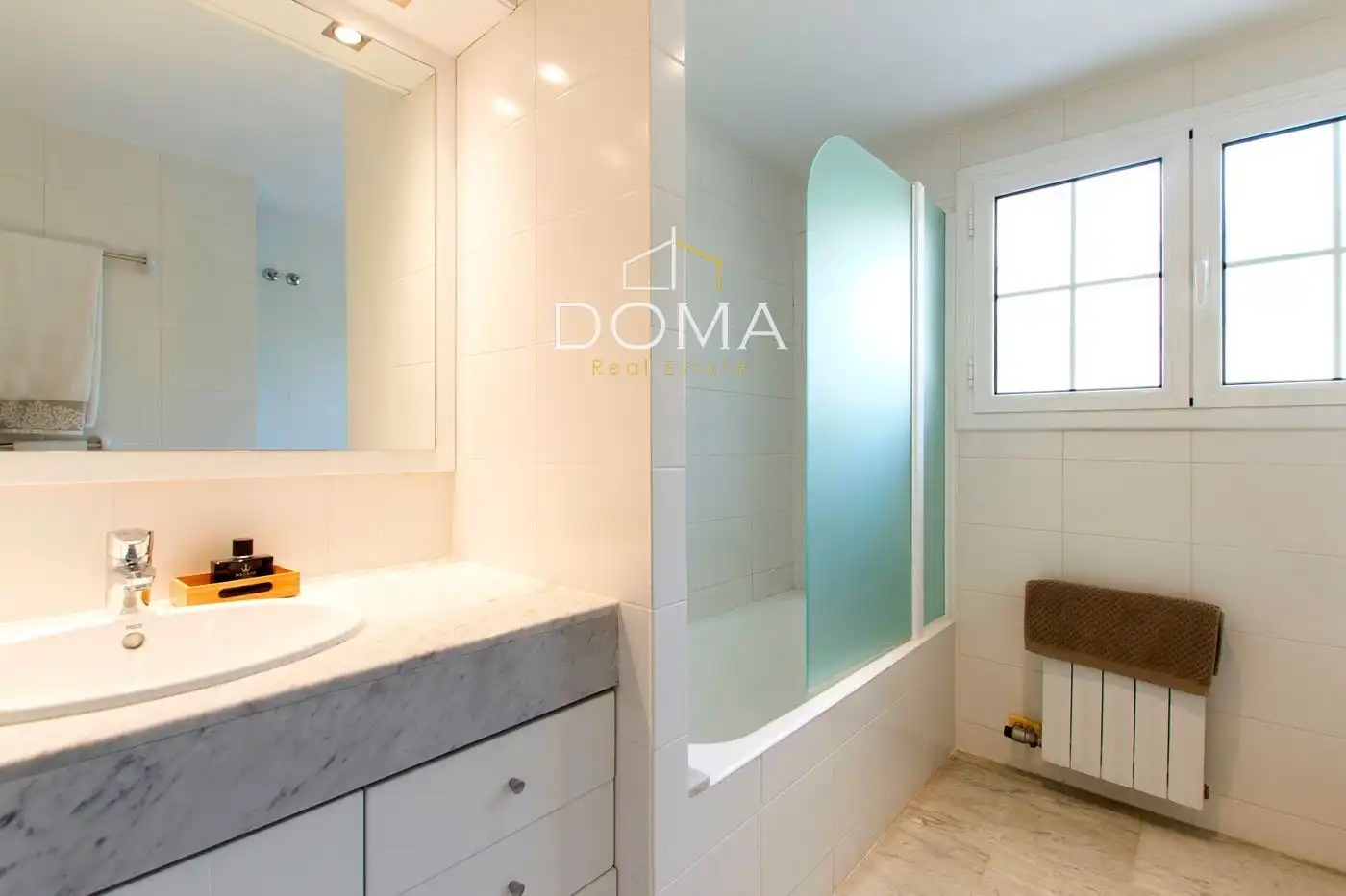 Baño de Casa adosada en venta en Esplugues de Llobregat con Aire acondicionado, Calefacción y Terraza