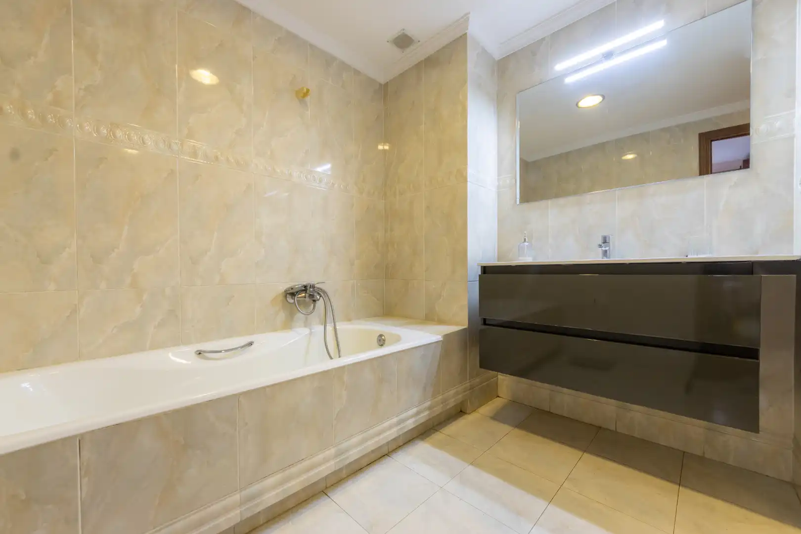 Badezimmer von Wohnung zum Verkauf in Tarragona mit Klimaanlage, Heizung und Möbliert
