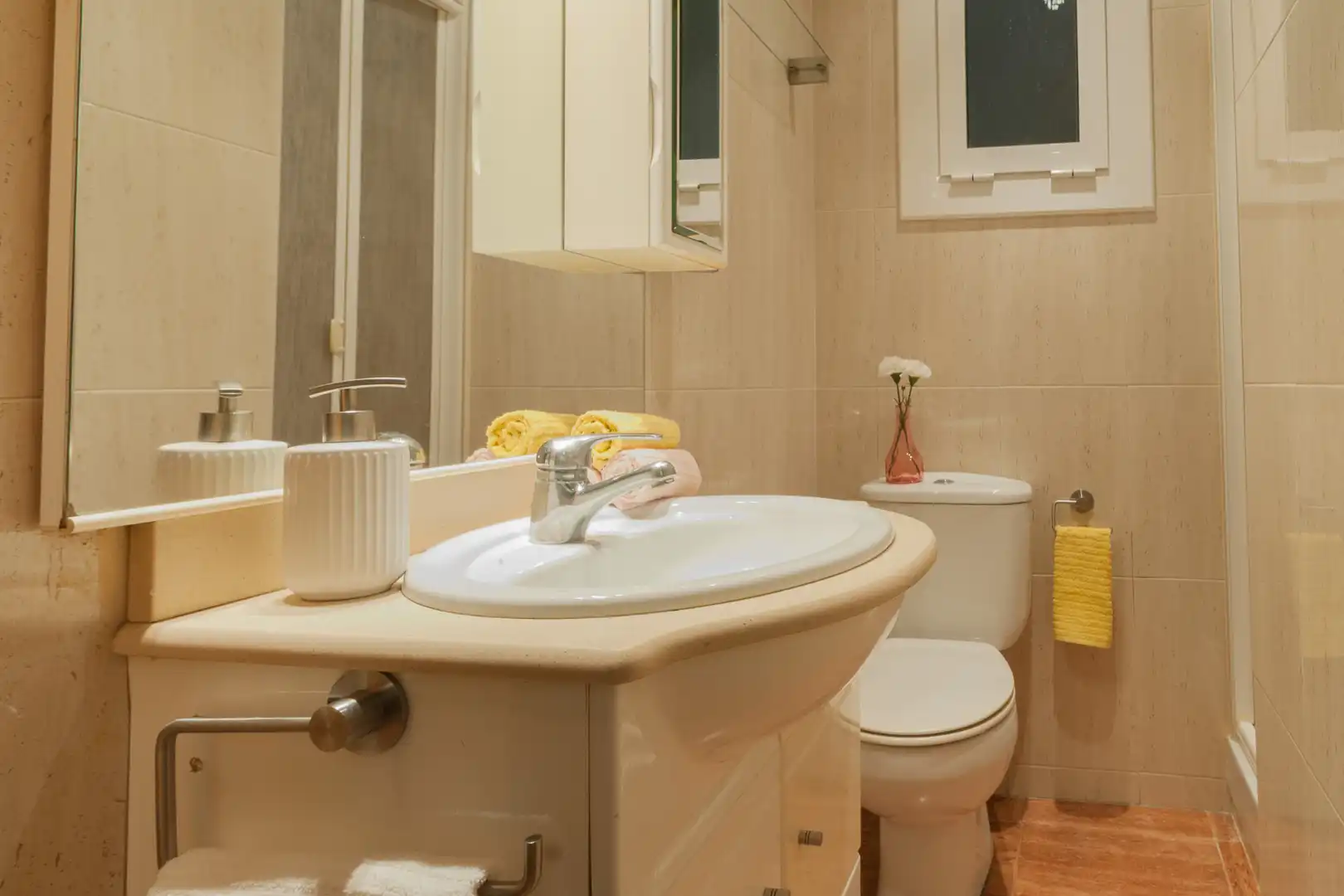Badezimmer von Wohnung zum Verkauf in Barcelona mit Waschmaschine