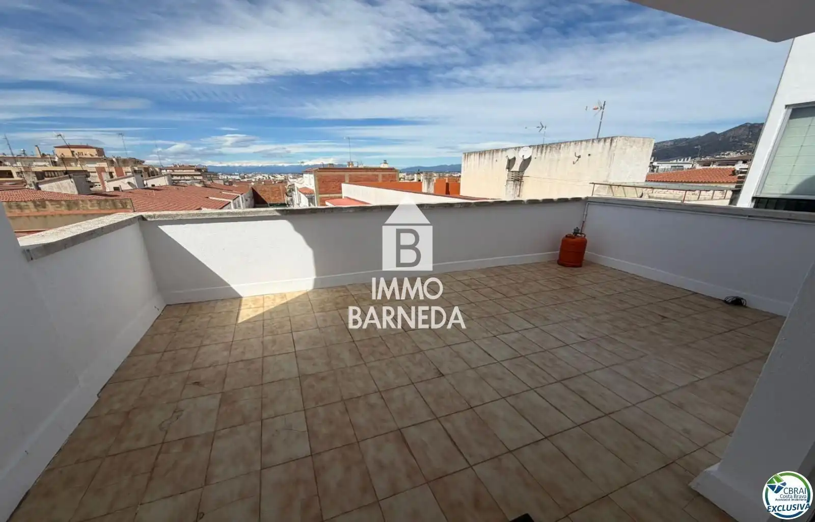 Vista exterior de Pis en venda en Roses amb Calefacció, Terrassa i Balcó