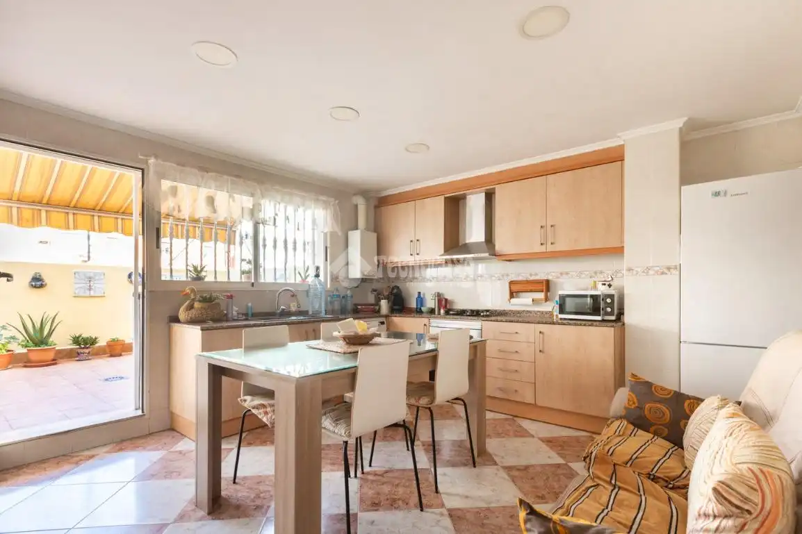 Kitchen of Houses for sale in Valencia  with Air Conditioner, Terrace and Balcony