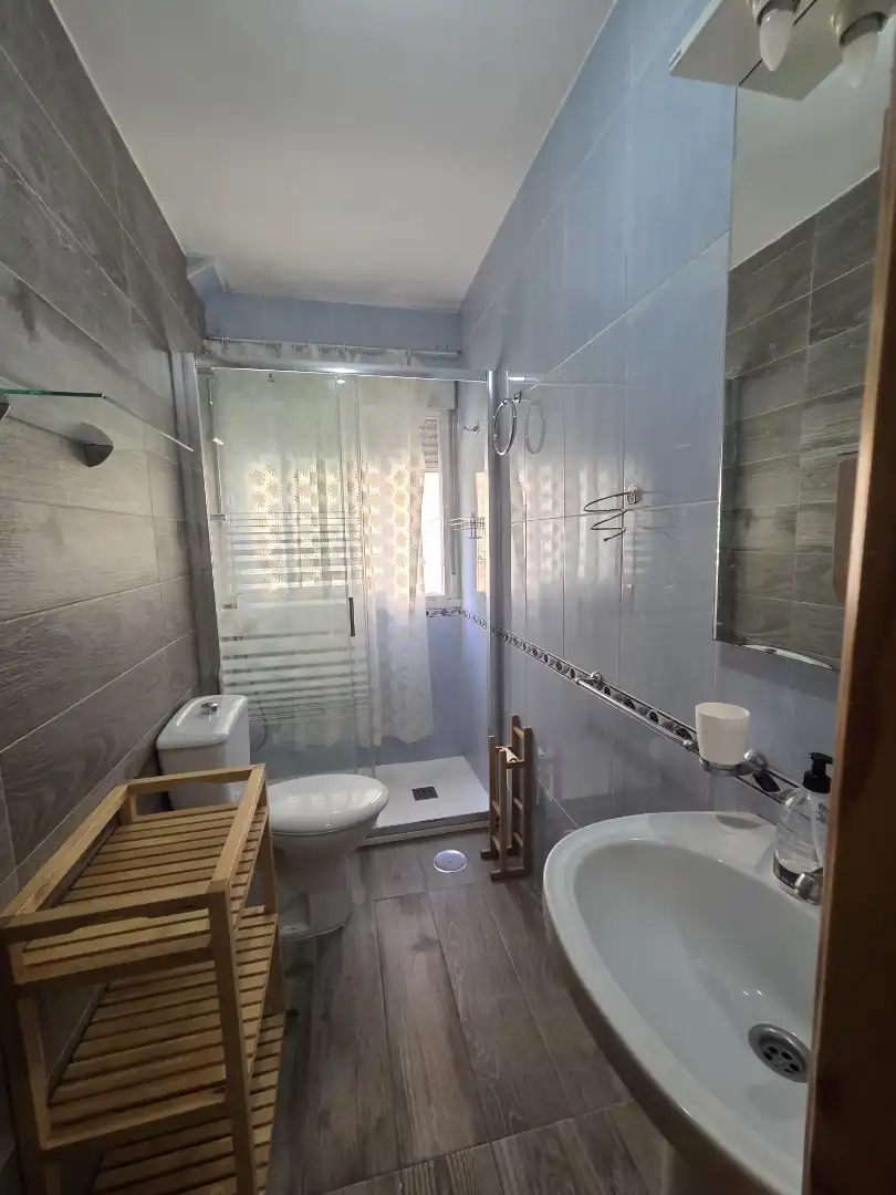 Baño de Piso de alquiler en Granada con Aire acondicionado, Calefacción y Amueblado