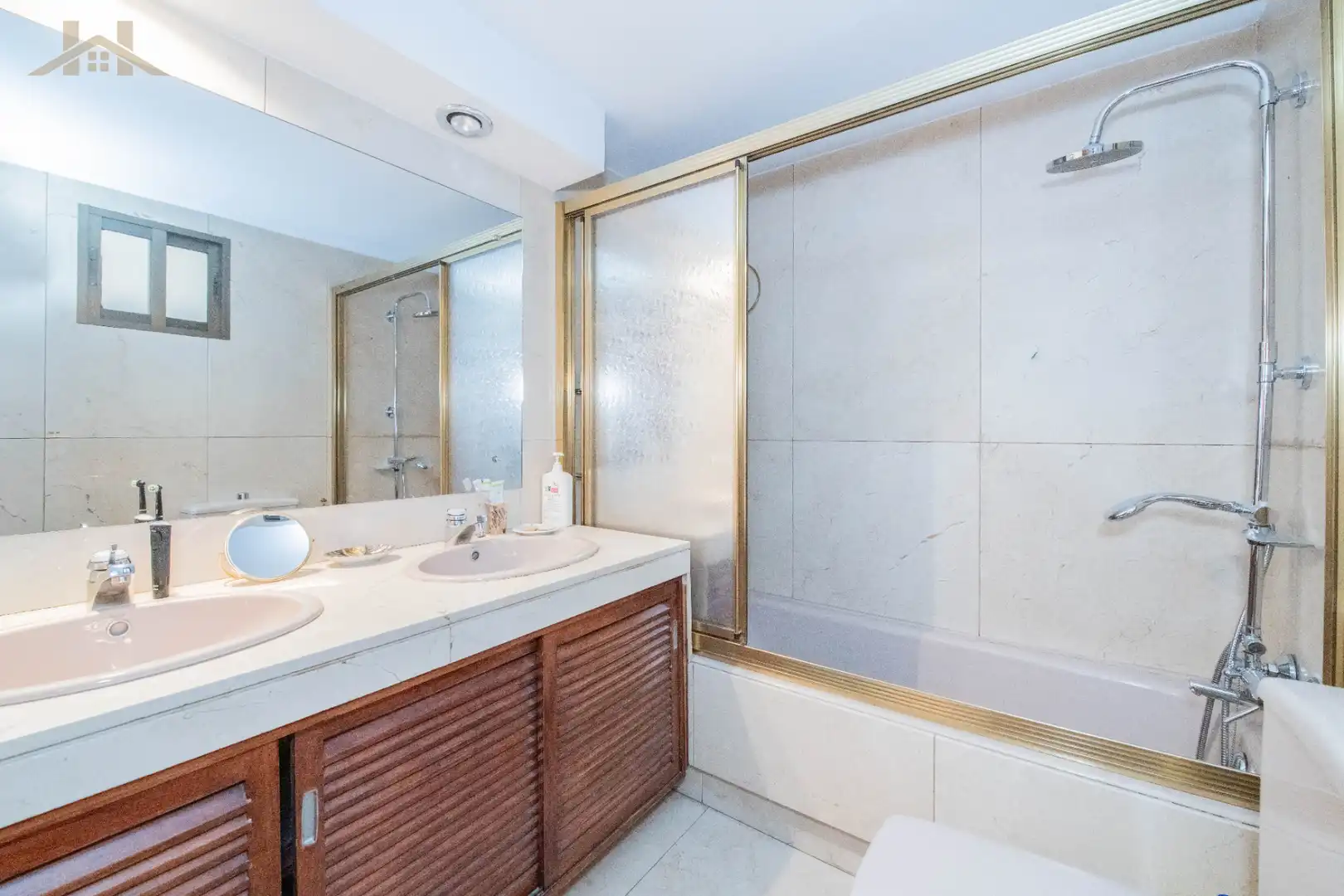 Baño de Casa adosada en venta en Pozuelo de Alarcón con Aire acondicionado, Calefacción y Jardín privado